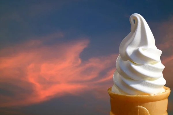 Pure White Vanilla Soft Serve Ice Cream Cone Tegen Zonsondergang — Stockfoto