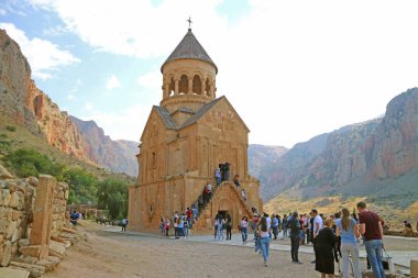 Surb Astvatsatsin Kilisesi 'nden Kilisenin Üst Katları, Noravank Manastırı Kompleksi, Ermenistan' a uzanan Dik ve Dar Adımlara Tırmanan Ziyaretçilerin çoğu