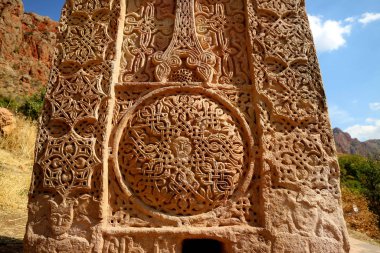 Ermenistan 'daki Noravank Manastırı Kompleksi' nde Khachkar adlı, Yaşayan Antik Ermeni Haç Taşlarının Görkemli Detayları