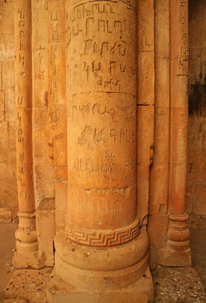 アルメニアのノラバンク修道院複合施設にあるアスバトサトシン教会の上層階に彫刻が施された中世の石柱 — ストック写真