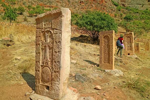 Wiele Ocalałych Starożytnych Chachkarów Lub Kamieni Ormiańskich Kompleksie Klasztornym Noravank — Zdjęcie stockowe