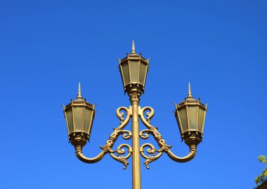 Muhteşem sokak lambası Buenos Aires 'in parlak mavi gökyüzüne karşı, Arjantin