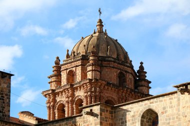 Santo Domingo Kilisesi 'nin etkileyici çan kulesi Coricancha Tapınağı üzerine inşa edilmiş, Cusco, Peru, Güney Amerika
