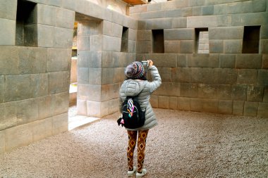 Coricancha 'nın içinde fotoğraf çeken kadın turist, Cusco, Peru' daki Güneş Tapınağı, Unesco Dünya Mirası Bölgesi