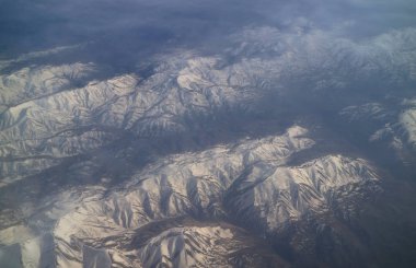 Sersemletici kar manzaralı dağ sıraları