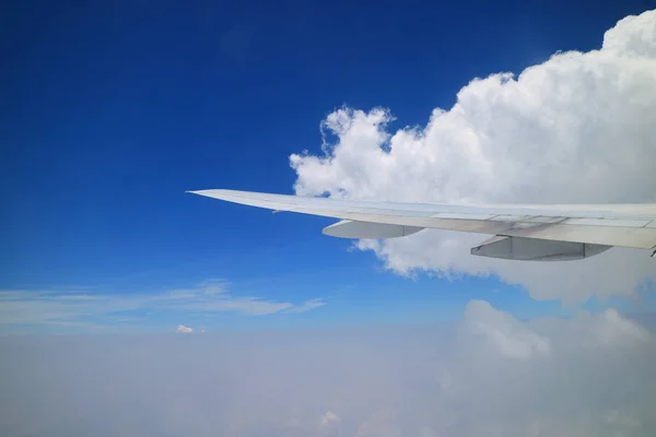 鮮やかな青空と飛行機の翼を持つ純白の積雲の印象的な景色 — ストック写真