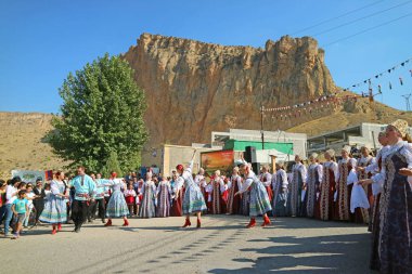 Areni Şarap Festivali 'nde her yıl ilk cumartesi günü Ermenistan' ın Vayots Dzor şehrinde düzenlenen Neşeli Halk Dansları