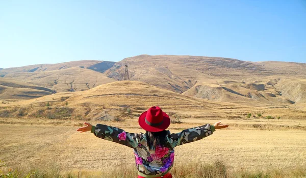 Mujer Viajera Abriendo Brazos Con Impresionante Paisaje Provincia Vayots Dzor — Foto de Stock