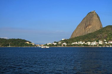 Şeker Dağı veya Pao de Acucar, Brezilya 'nın Rio de Janeiro kentindeki Guanabara Körfezi' nin ünlü simgesi.