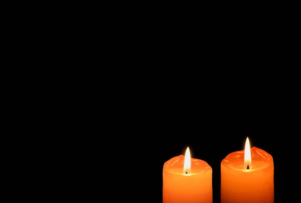 Een Paar Levendige Oranje Kleur Kaarsen Branden Het Donker Met — Stockfoto