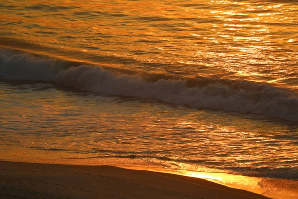 Большие Волны Атлантического Океана Утреннем Солнечном Свете Рио Жанейро Бразилия — стоковое фото