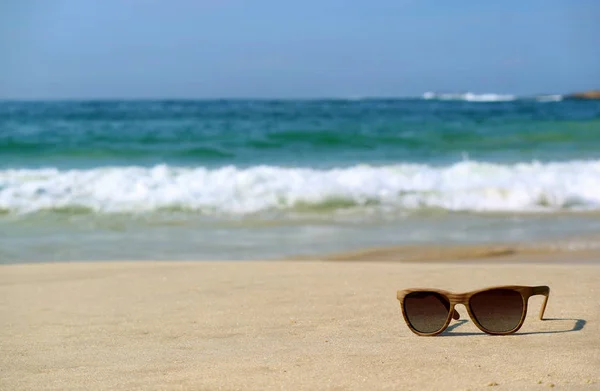 Zonnebrillen Het Zandstrand Met Wazige Atlantische Oceaan Achtergrond Rio Janeiro — Stockfoto