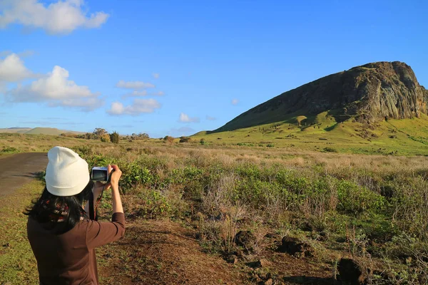 Ung Kvinnlig Turist Tar Bilder Rano Raraku Vulkan Stenbrott Moai — Stockfoto