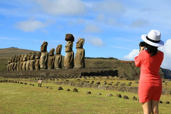 在智利考古遗址复活节岛上的Ahu Tongariki拍摄著名莫艾雕像的年轻女子 — 图库照片
