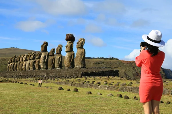 Şili 'deki Paskalya Adası' ndaki Ahu Tongariki 'deki ünlü Moai heykellerinin fotoğraflarını çeken genç bir kadın.