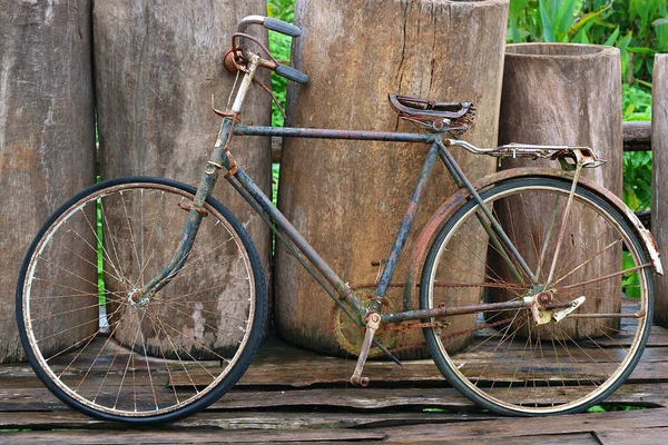 Uma Velha Bicicleta Antiga Retro Vintage Encostada Cerca Madeira — Fotografia de Stock