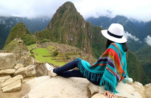 Jovem Viajante Admirando Ruínas Incas Machu Picchu Uma Das Sete — Fotografia de Stock
