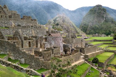 Machu Picchu 'nun Antik İnka yapıları, sabah sisinde, Cusco Bölgesi, Urubamba Eyaleti, Peru, Arkeolojik alan