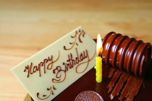 Tahta Masa Üzerinde Çikolata Kremalı Sarı Mumlu Beyaz Çikolata Kutlama — Stok fotoğraf