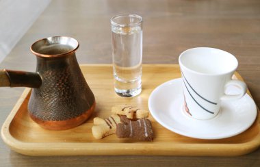 Ahşap Masa üzerinde servis edilen Modern Türkçe Kahve