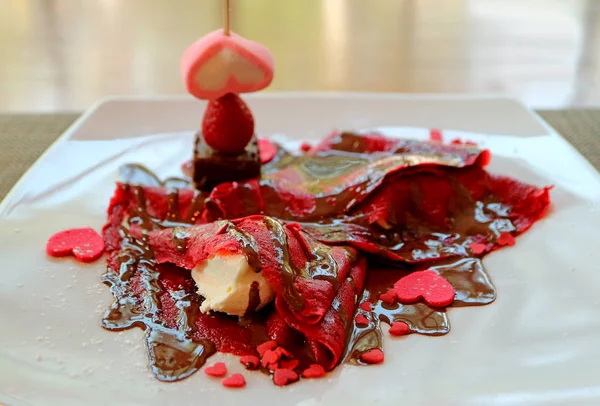 Piatto Lampone Crespo Rosso Con Salsa Cioccolato Caramelle Forma Cuore — Foto Stock