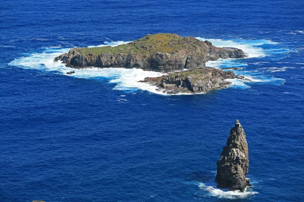 Motu Nui岛 与较小的Motu Iti岛和Motu Kao Kao Sea Stack一起 从智利伊斯特岛的Orongo村看到 — 图库照片