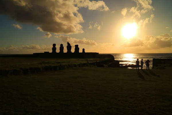 Pessoas Assistindo Belo Pôr Sol Sobre Oceano Pacífico Ahu Tahai — Fotografia de Stock