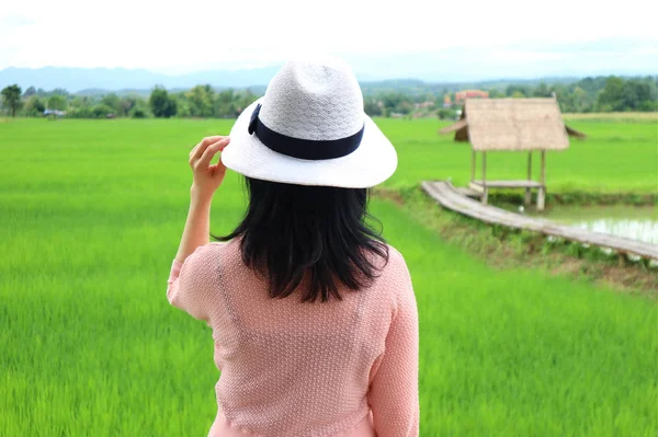 泰国南部绿色稻田中的年轻女子 — 图库照片