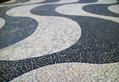 Rio de Janeiro, Brezilya, Güney Amerika 'daki Copacabana Plajındaki Portekiz Pavement Dalga Şablonu