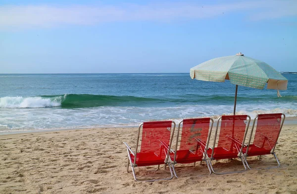 Cztery Czerwone Krzesła Plażowe Jasny Zielony Parasol Piaszczystej Plaży Copacabana — Zdjęcie stockowe