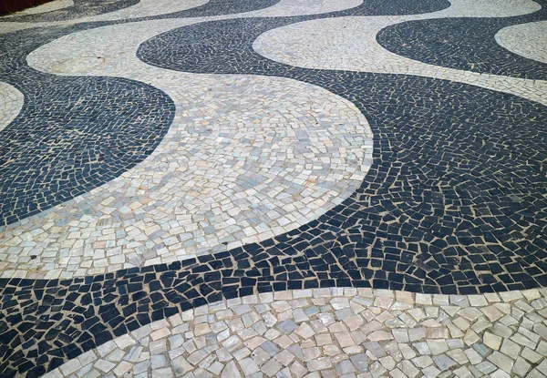 Rio de Janeiro, Brezilya, Güney Amerika 'daki Copacabana Plajındaki Portekiz Pavement Dalga Şablonu
