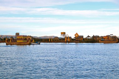 Uros Yüzen Adaları ve Titicaca Gölü, Puno, Peru, Güney Amerika 'daki geleneksel Totora Reed Tekneleri