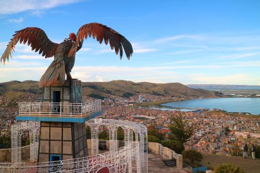 Titicaca Gölü ve Puno Şehri, Condor Hill Manzara Noktasından ya da Mirador de Kuntur Wasi, Puno, Peru 'dan görülmektedir.
