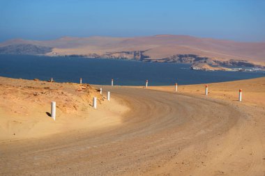 Paracas Çölü yolu Pasifik Okyanusu boyunca, Paracas Ulusal Rezervi Peru 'nun Ica bölgesinde.