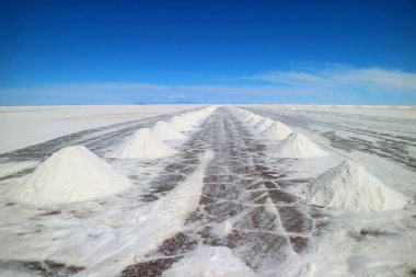 Uyuni tuz düzlüklerindeki tuz yığınlarının kurutulması veya Potosi, Bolivya, Güney Amerika 'daki Salar de Uyuni' nin perspektif görüntüsü