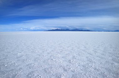 Güney Amerika, Bolivya 'nın Potosi kentindeki Salar de Uyuni' nin dünyanın en büyük tuzlu dairesinin çarpıcı manzarası.