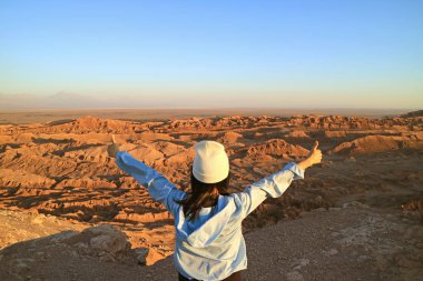 Ay Vadisi ya da Atacama Çölü, Kuzey Şili 'deki Valle de la Luna Kadın Yürüyüşçüsü Heyecanlı