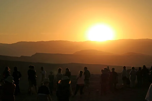 许多游客在智利北部阿塔卡马沙漠的月亮谷观看令人敬畏的落日的轮廓 — 图库照片