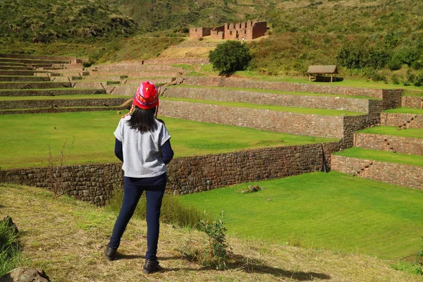 一名女游客观看了秘鲁库斯科地区萨雷德谷地令人印象深刻的印加农业和灌溉废墟 — 图库照片