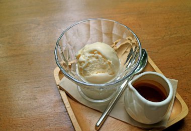 Affogato için cam kasede vanilyalı dondurmalı bir sürahi sıcak espresso.