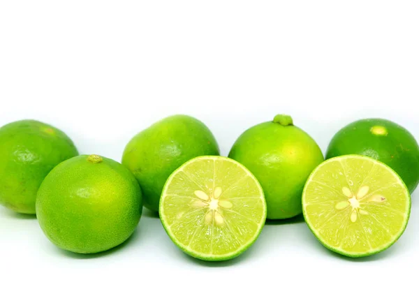 Corte Transversal Limas Frescas Con Frutas Enteras Fila Sobre Fondo — Foto de Stock