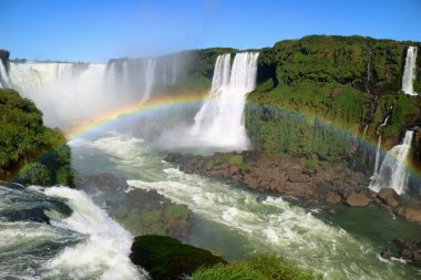 Iguazu Şelalesi 'nin nefes kesici manzarası muhteşem gökkuşağıyla, Arjantin