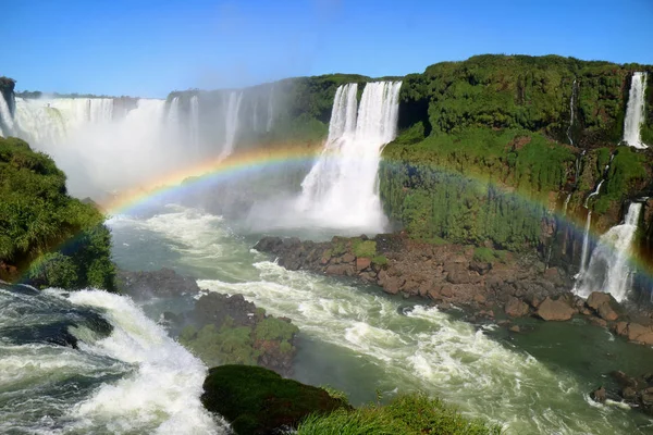 豪華な虹とイグアスの滝の悪魔の喉のエリアの息をのむような景色 アルゼンチン — ストック写真