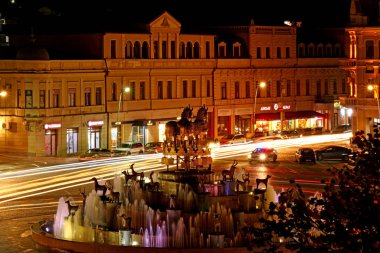 Gürcistan 'ın Kutaisi, Imereti Bölgesi' nde bulunan ünlü Colchis Fountain ile David Agmashenebeli Meydanı 'nın Gece Görüşü
