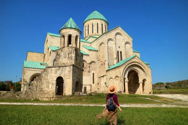 ジョージア州のイメレティ地方 クタイシのバグラティ大聖堂に感銘を受ける女性旅行者 — ストック写真