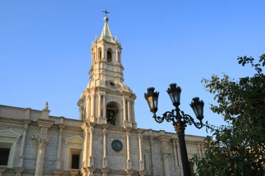 Arequipa Bazilika Katedrali Arequipa, Peru 'nun mavi gökyüzüne karşı