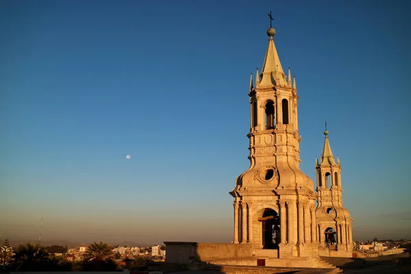 Působivá Zvonice Bazilické Katedrály Arequipa Ranním Měsícem Arequipa Peru — Stock fotografie