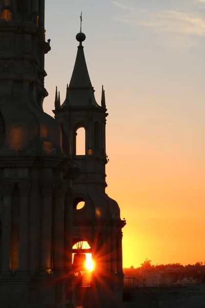 Ohromující Pohled Zlaté Zapadající Slunce Zářící Zvonicí Bazilické Katedrály Arequipa — Stock fotografie