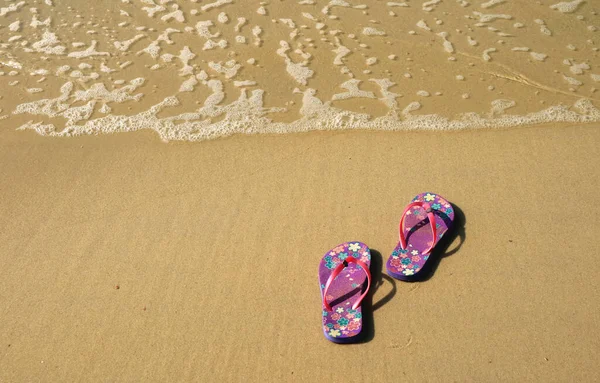 Paar Levendige Gekleurde Teenslippers Sandalen Goudkleurig Zandstrand Met Golfswash — Stockfoto