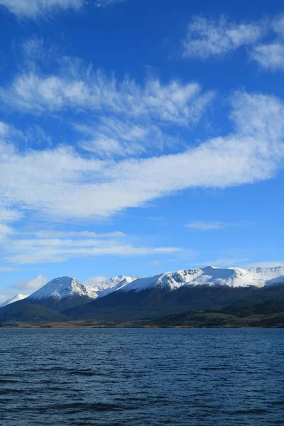 阿根廷火地岛乌斯怀亚Beagle海峡游轮上的白雪覆盖山脉景观 — 图库照片